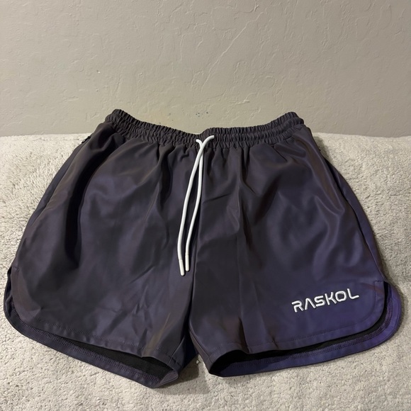 Size Medium Raskol space shorts flash reflective fabric material. Inseam 4” - Picture 5 of 7